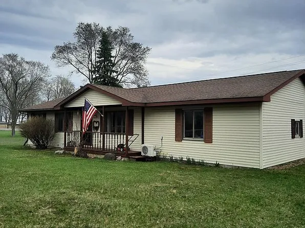 5910 S Cummings St, Suttons Bay, MI 49682