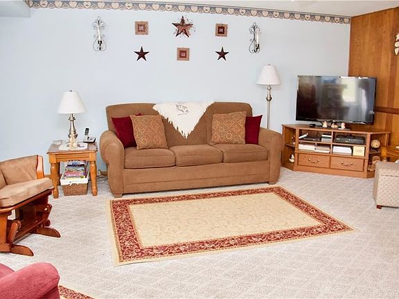 3rd image of 157 Belmont Ct W