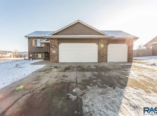2417 E Hogan Ln, Brandon, SD 57005