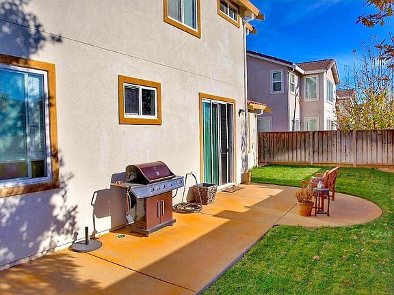 4th image of 444 Tilden Cir
