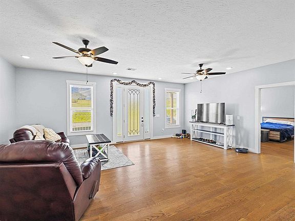 5th image of 108 Thompson Dr