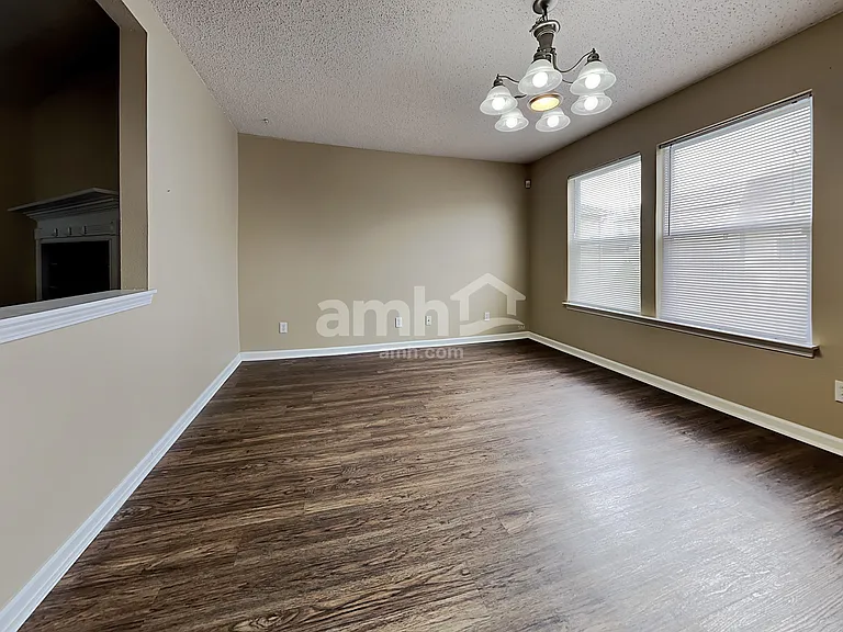 2300 Shadowbrook Dr — Photo 4