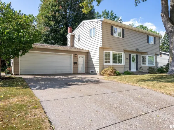 2718 Fairhaven Rd, Davenport, IA 52803