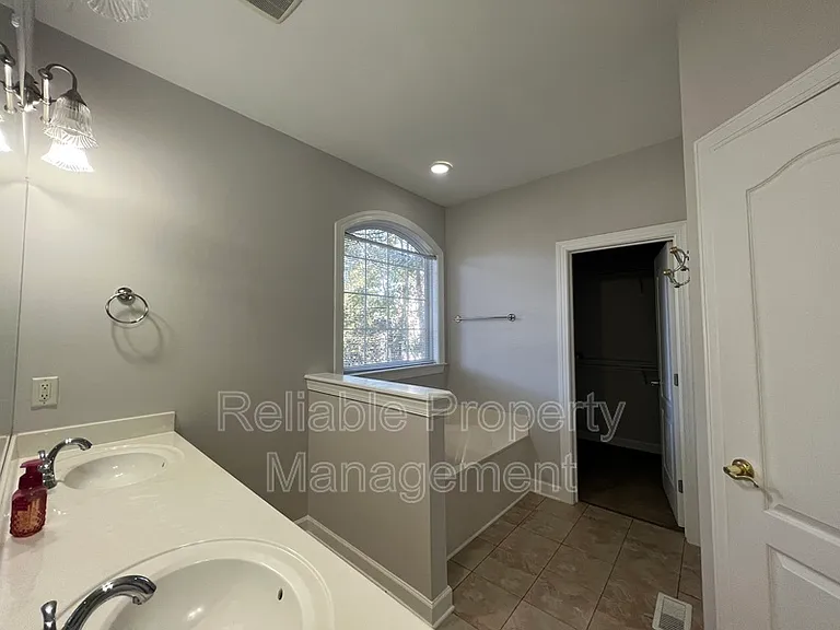 1004 Melville Ln — Photo 18