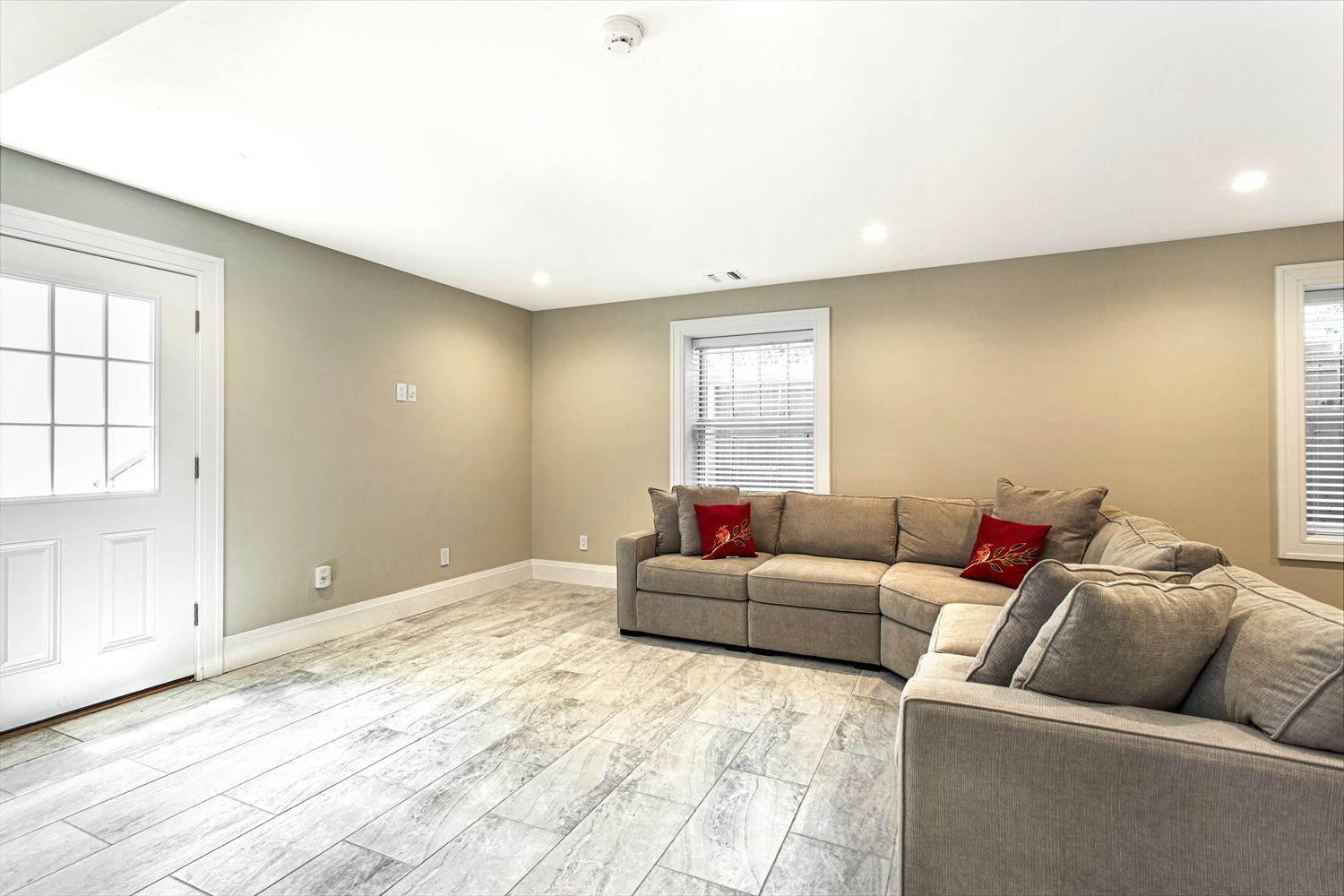  Extra Lounge Area