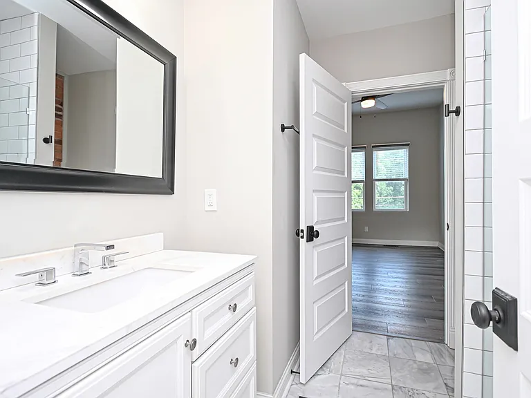 2823 Ashland Ave — Photo 25