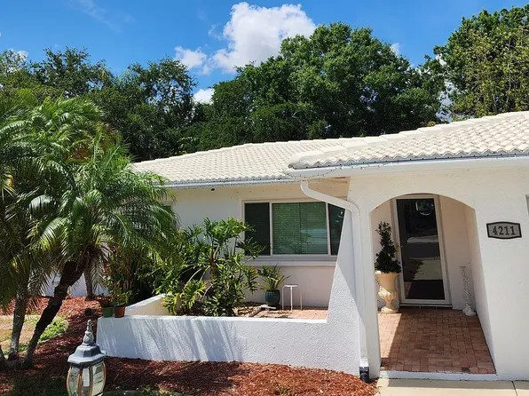 4211 Chinaberry Rd, Bradenton, FL 34208