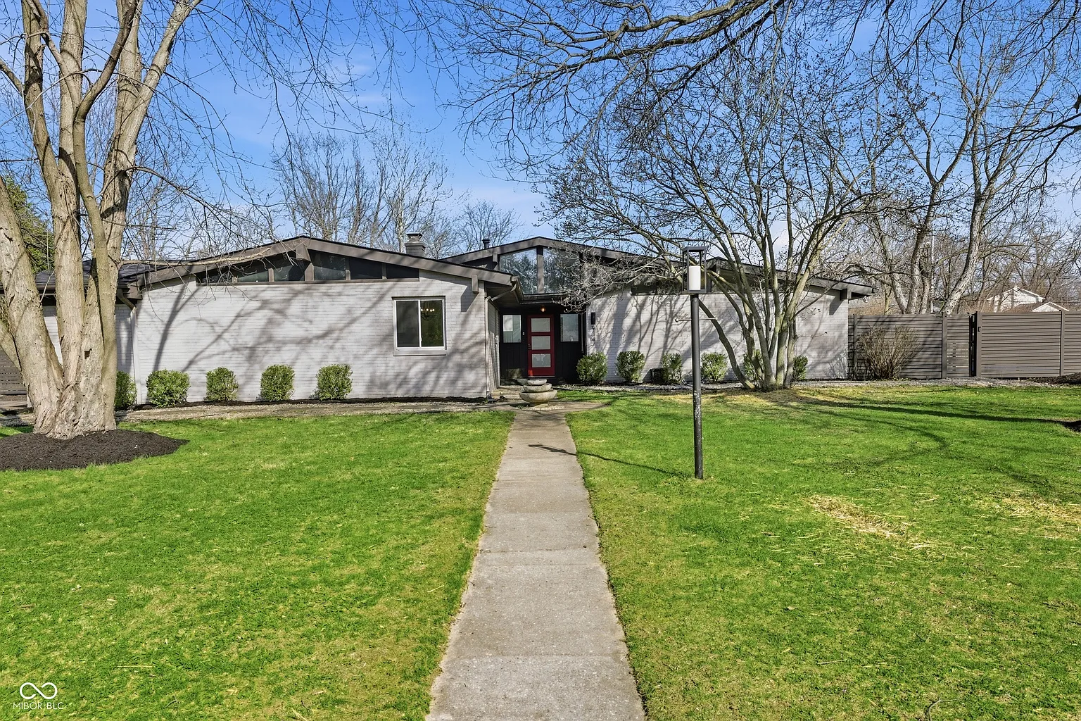 9047 Holliday Dr photo 1