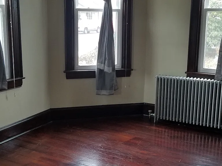 402 E King St — Photo 4