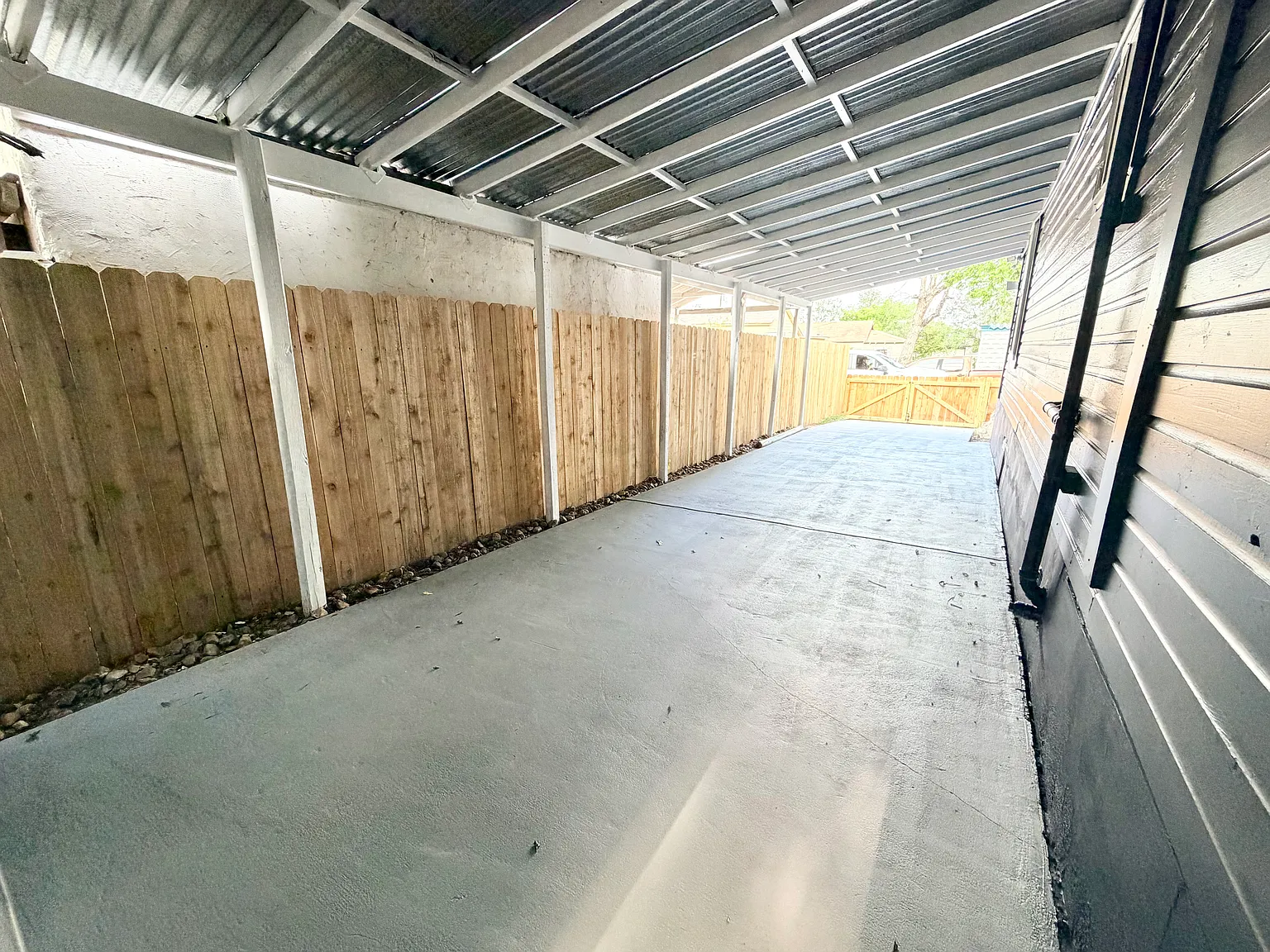 5 bed, 2200 sqft, $2,300 — Photo 4