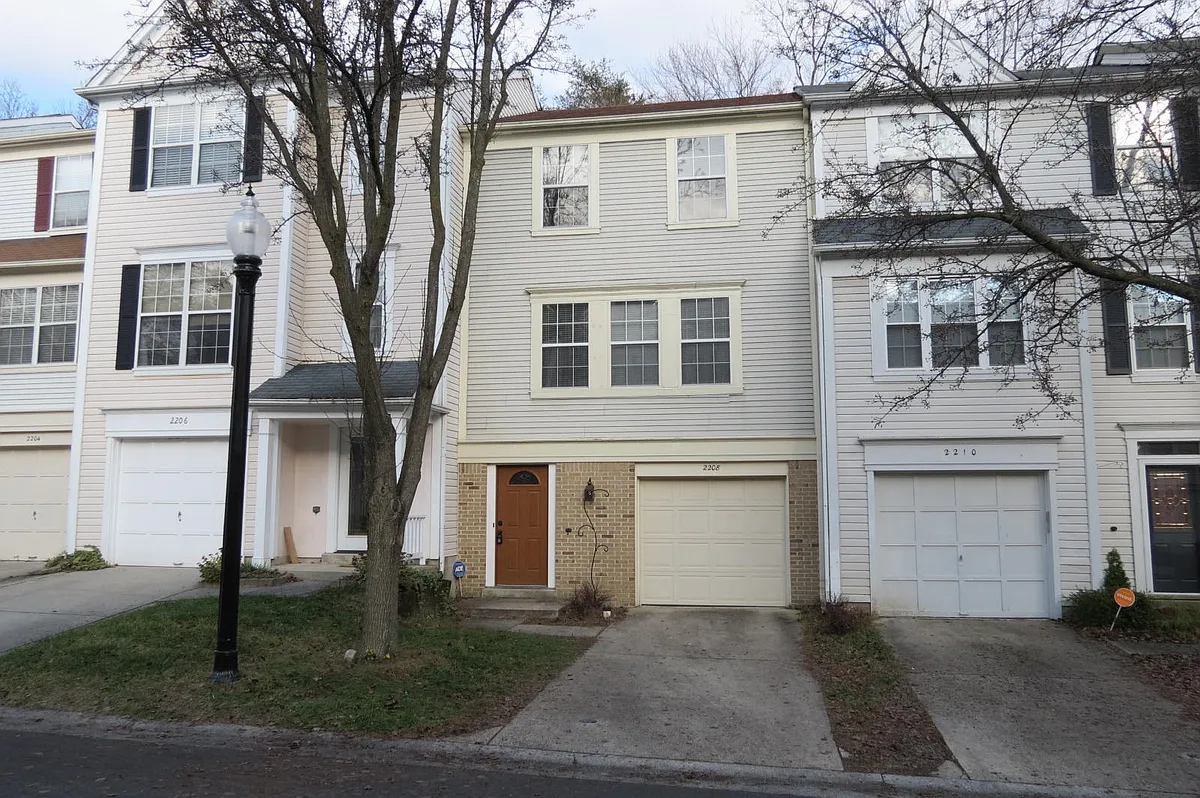Building Photo - 2208 Wimbledon Cir