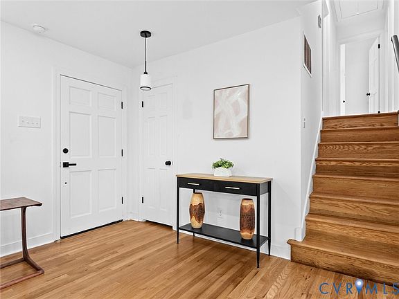 3rd image of 7361 Creekridge Rd