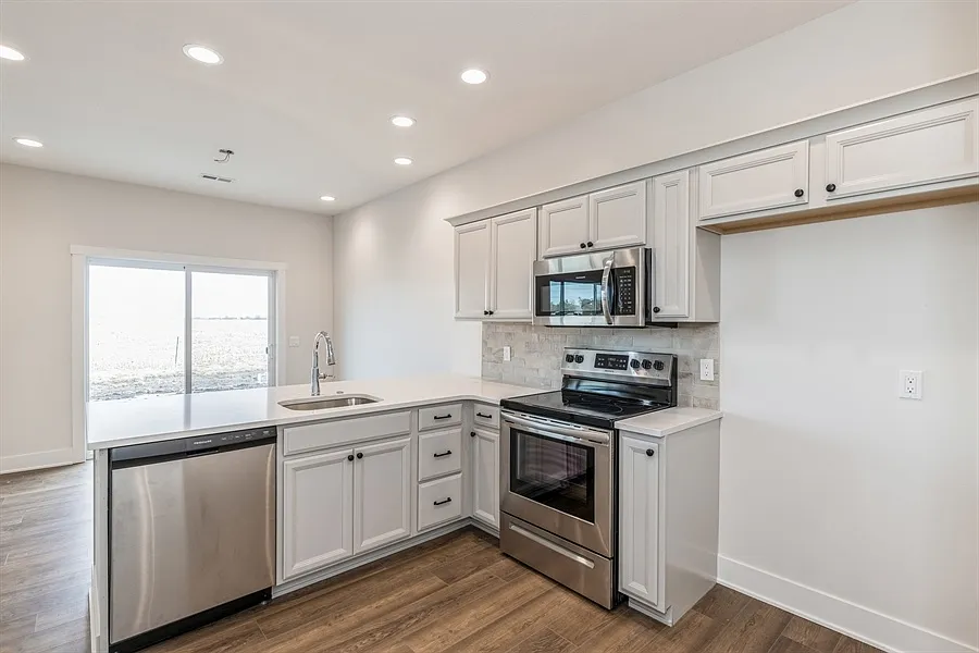 3 bed, 2.5 bath, 1574 sqft, $2,100 — Photo 4