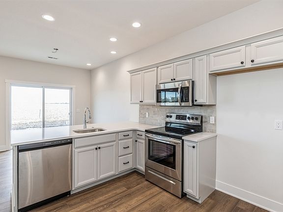 4th image of 915 Henryson St