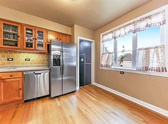 3rd image of 10100 Cambridge St