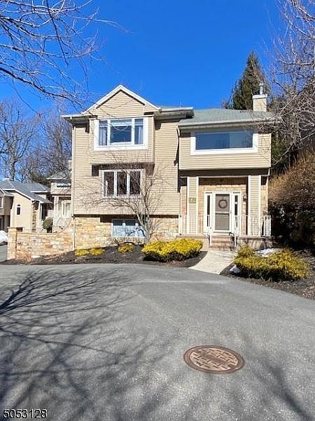 1st image of 16 Clarken Dr