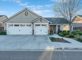 2424 Las Rosas Ave, Clovis, CA 93619