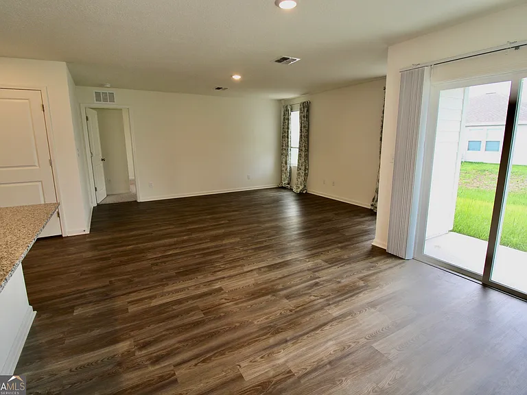 205 Landing Blvd — Photo 8