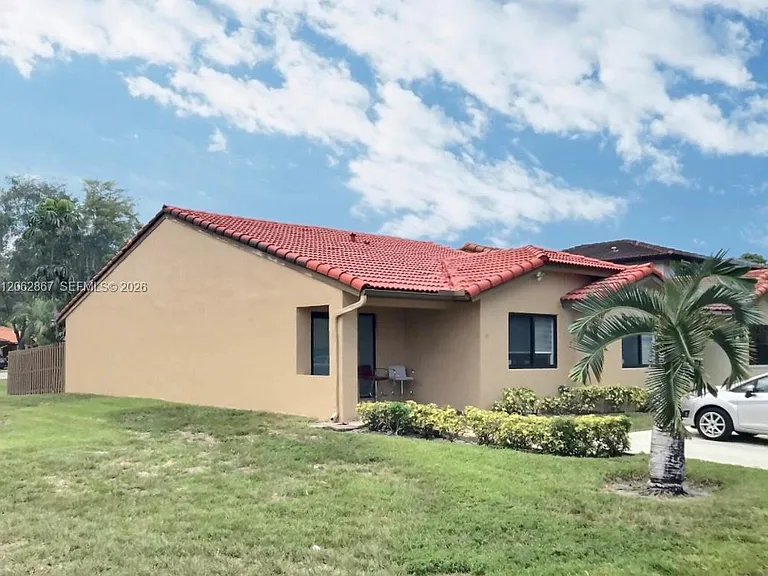 6651 NW 173rd Ln — Photo 2