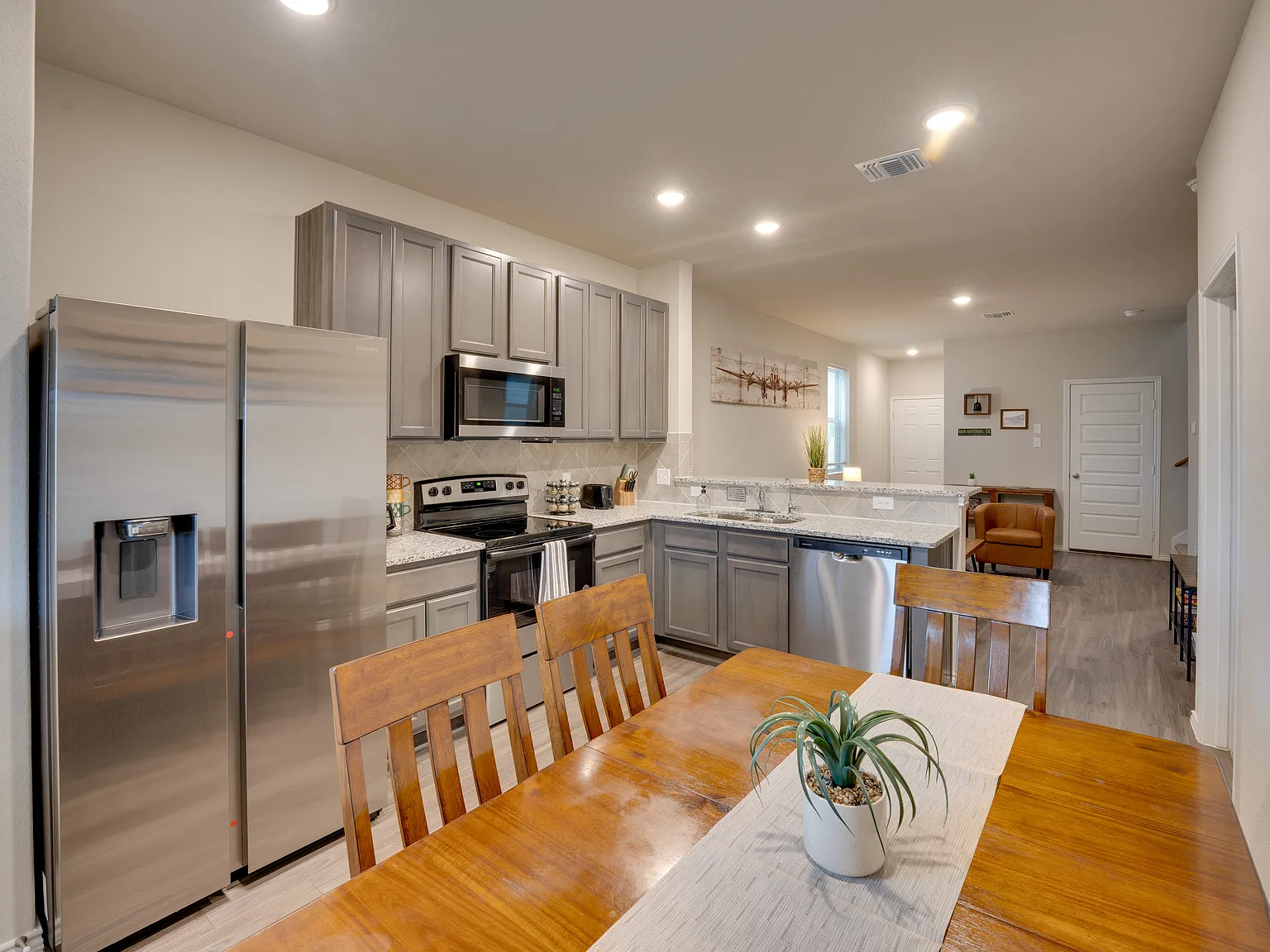 4 bed, 2.5 bath, 1640 sqft, $2,950 — Photo 3