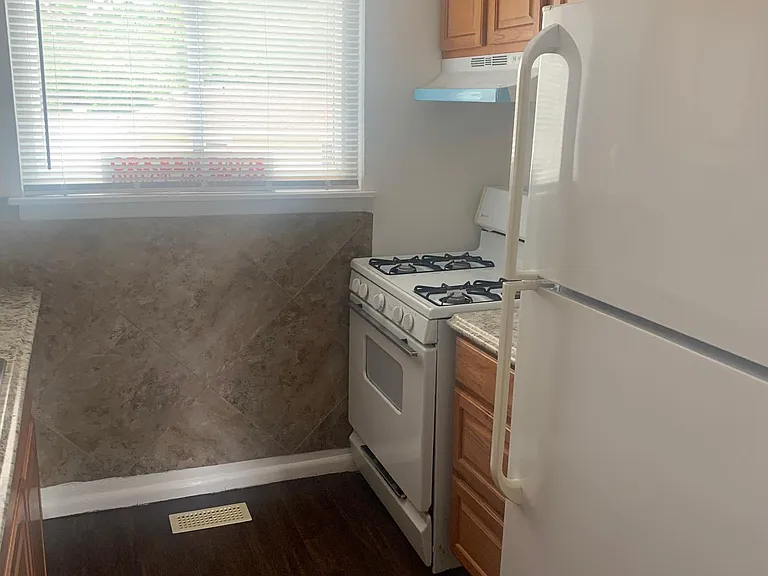 4 W Leeds Ave #4D — Photo 6