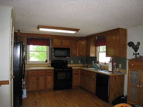 Kitchen w/ newer appliances