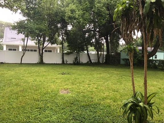 5th image of 916 Essex Pl