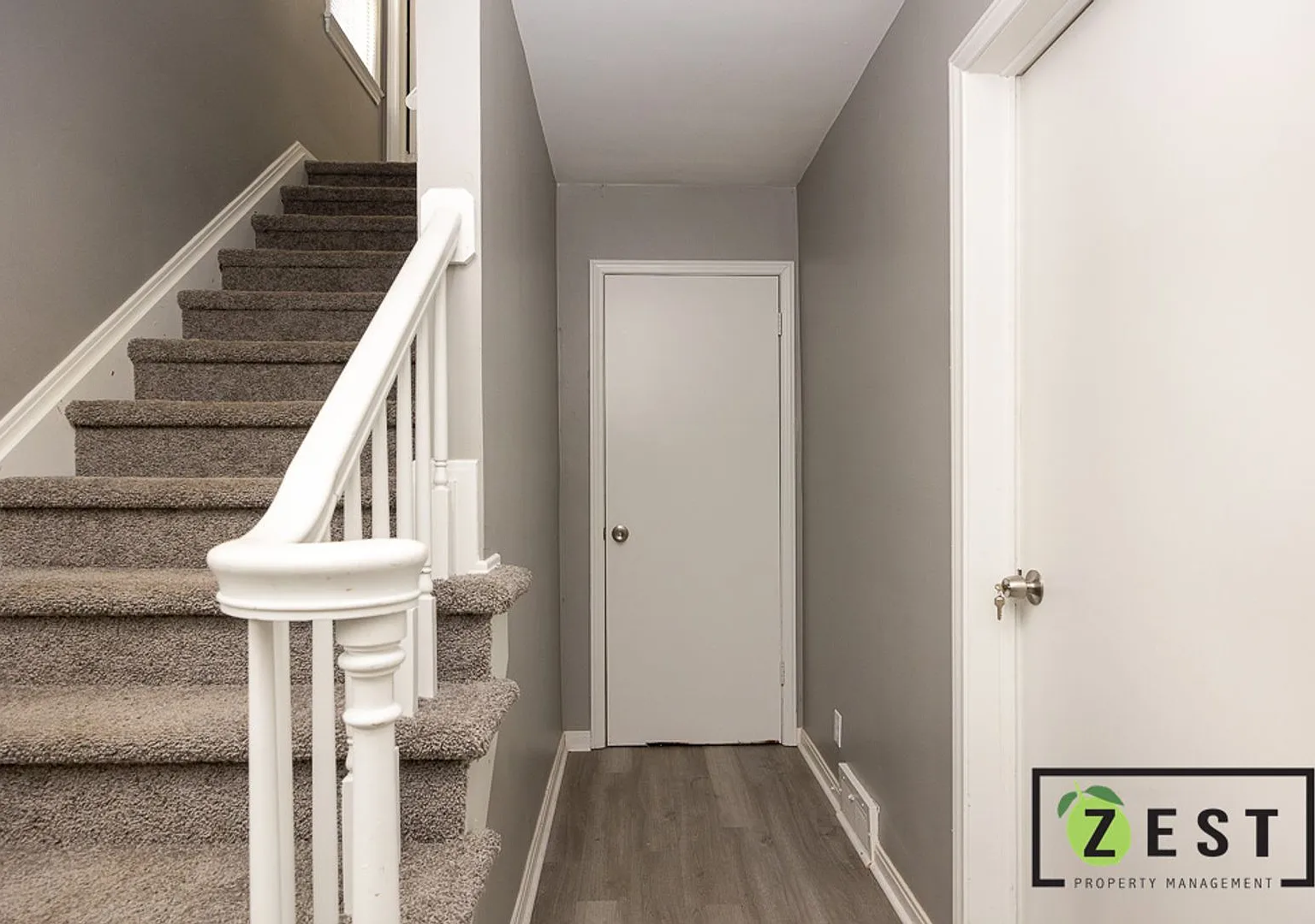 5235 Chatsworth — Photo 2
