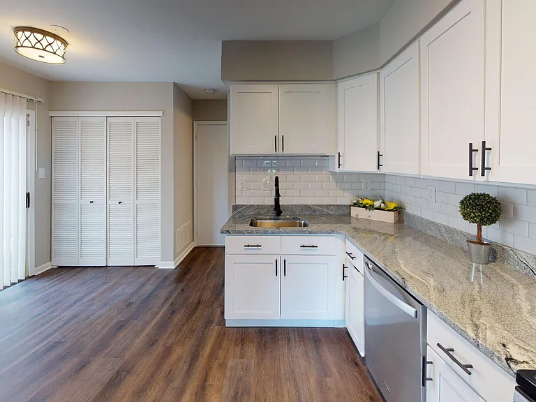1208 Chanticleer — Photo 2