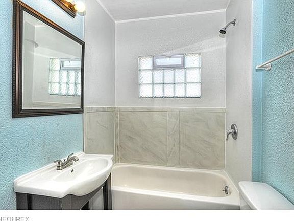5th image of 2165 Clarence Ave
