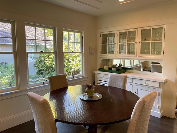 Dining room w/ built in