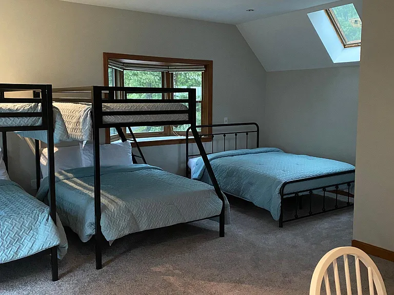 4th Bedroom - 3 Queen Beds, 2 Twins