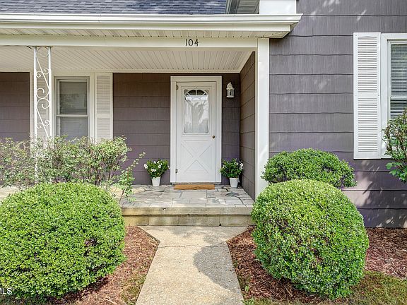 4th image of 104 E Holston Ave