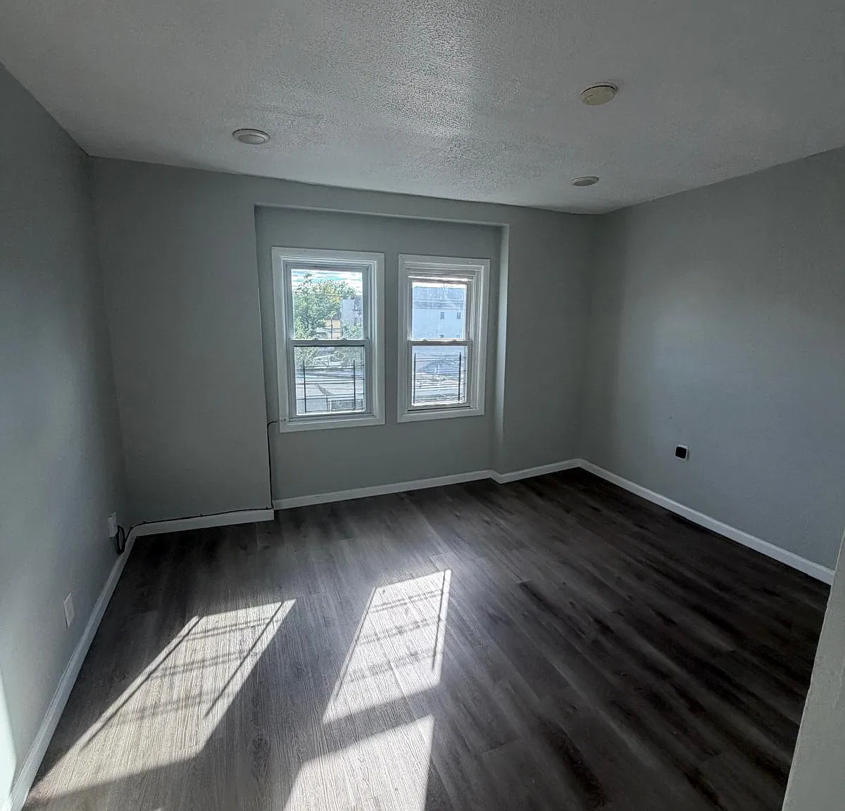 3 bed, $1,875 — Photo 2