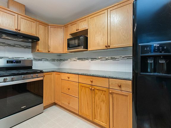 3rd image of 7292 Elm Rd #30