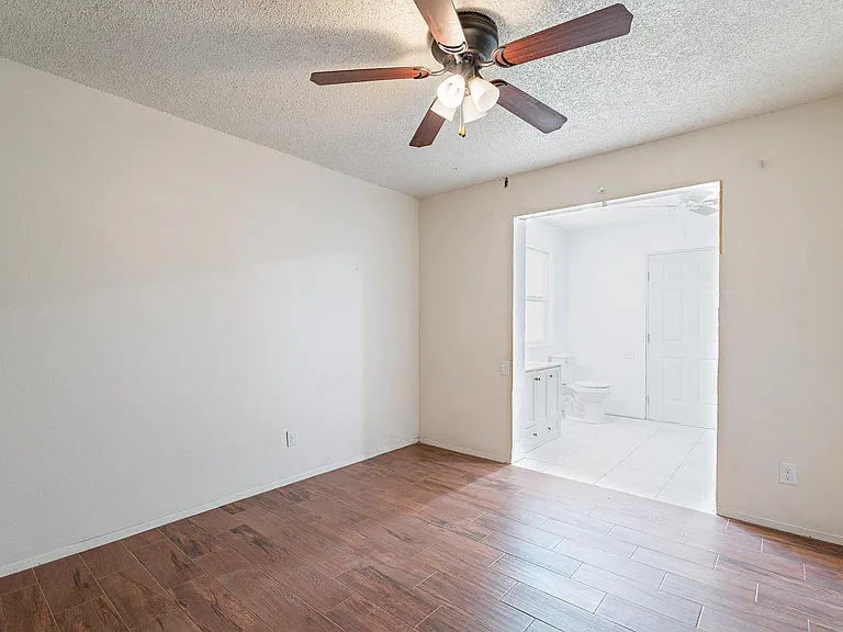 239 E Erie Dr — Photo 31