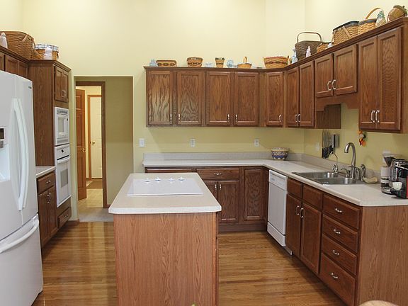 Kitchen w/island cooktop