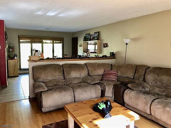 3rd image of 5 Fox Croft Dr