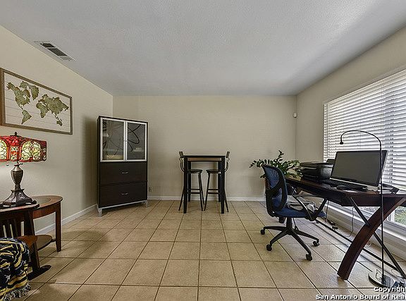 4th image of 318 Shin Oak Dr