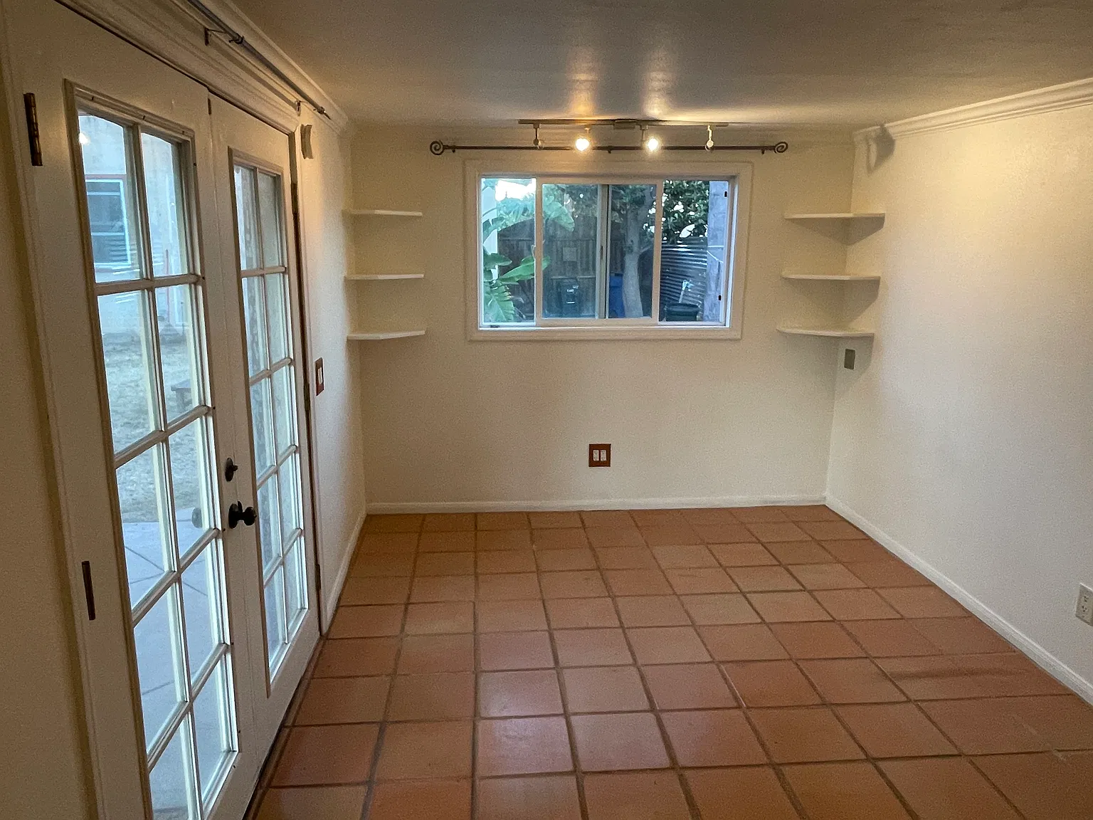 Studio, 300 sqft, $1,300 — Photo 3