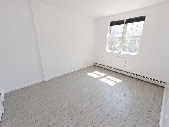 4th image of 2759 Crescent St APT 3B