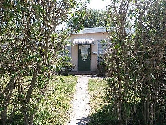 2nd image of 2100 Alamanda Dr