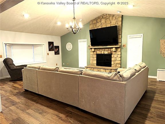 3rd image of 29 Country Oaks Ln