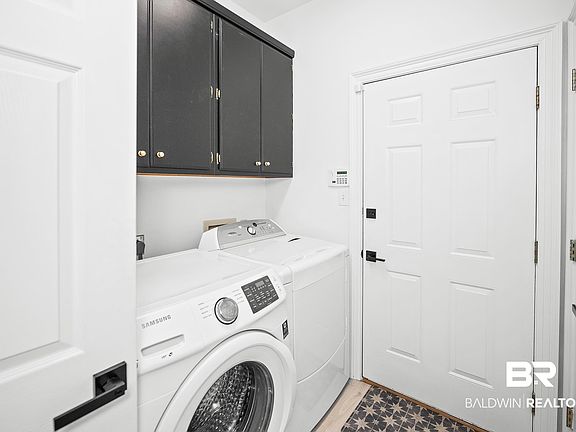 5th image of 12 Cottage Dr