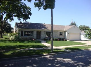 8630 Ravenswood Cir, Wauwatosa, WI 53226
