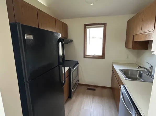 615 Oakridge Ct, Grand Haven, MI 49417