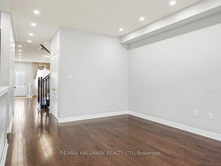 33 Tomabrook Cres — Photo 7