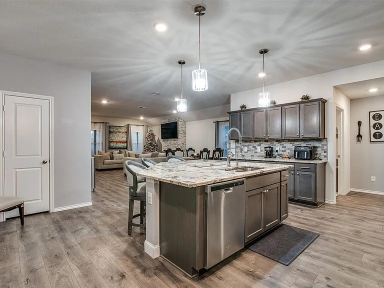 1829 Strongbark Dr — Photo 9