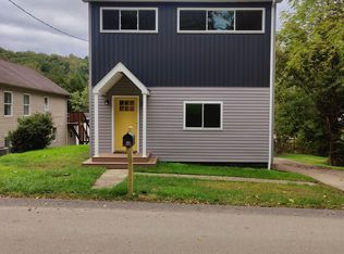 38 Pleasant Valley Rd, Jeannette, PA 15644