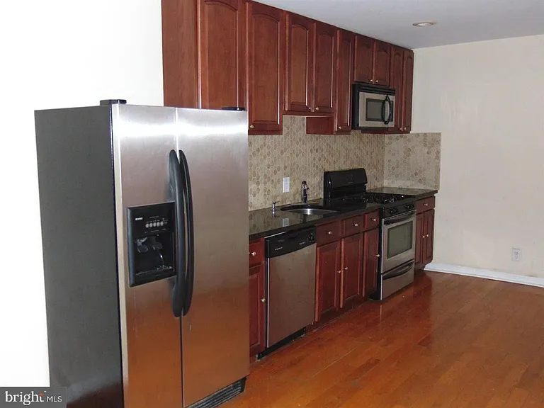 2405 Carpenter St — Photo 4